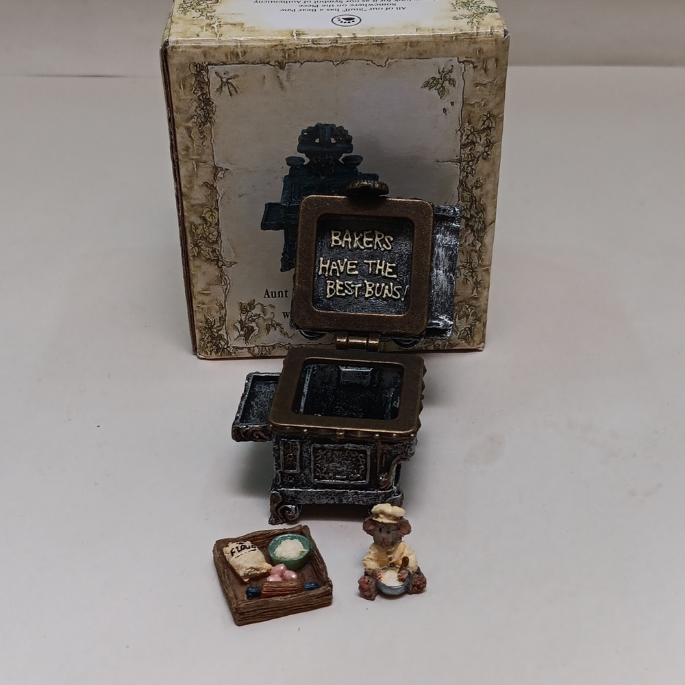 Boyds Treasure Box Aunt Becky’s Cast Iron Stove with Biscuit McNibble 392130